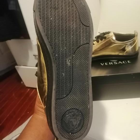 Versace - Picture 2 of 6